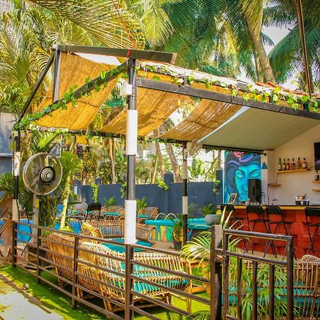 Pappi Chulo Morjim Hotel Exterior photo