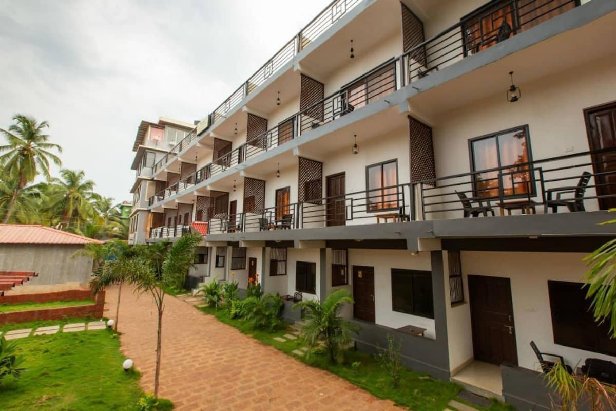 Pappi Chulo Morjim Hotel Exterior photo