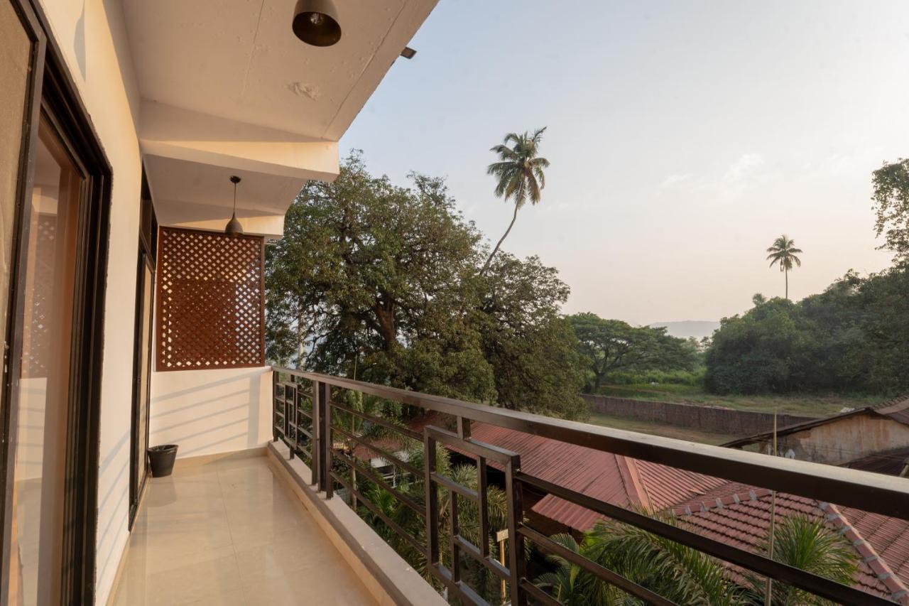 Pappi Chulo Morjim Hotel Exterior photo
