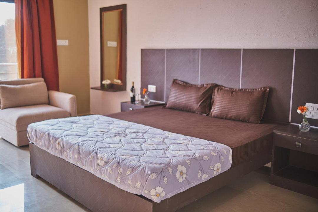 Pappi Chulo Morjim Hotel Exterior photo