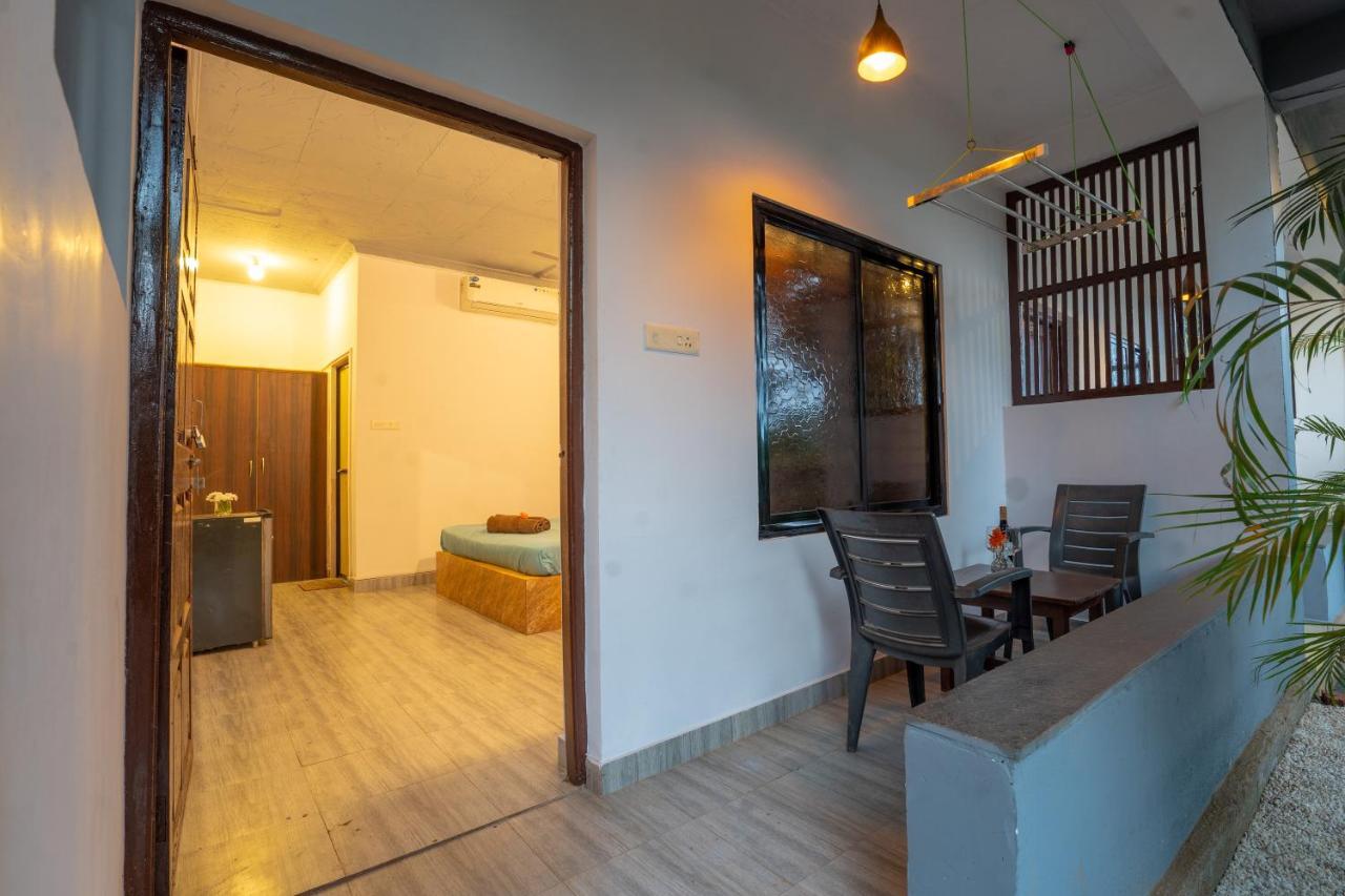 Pappi Chulo Morjim Hotel Exterior photo