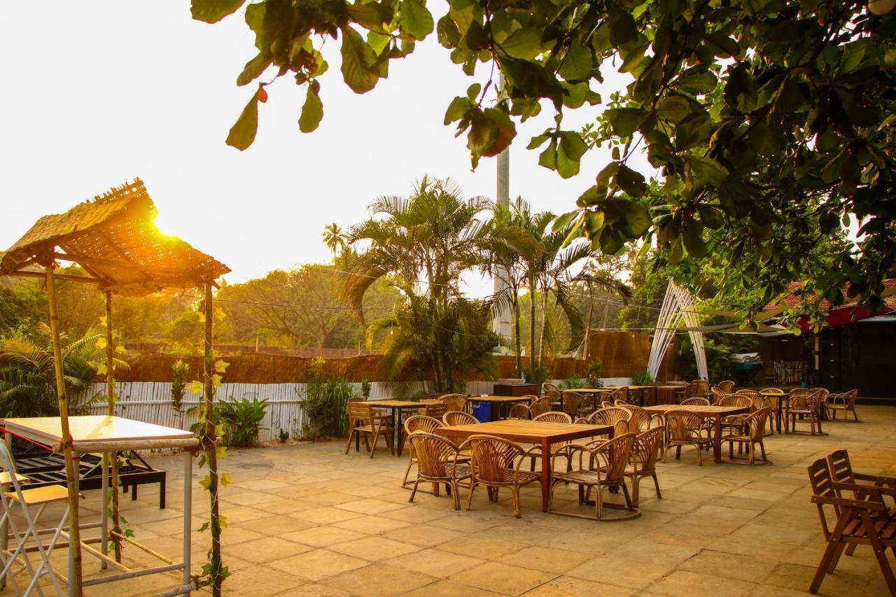 Pappi Chulo Morjim Hotel Exterior photo