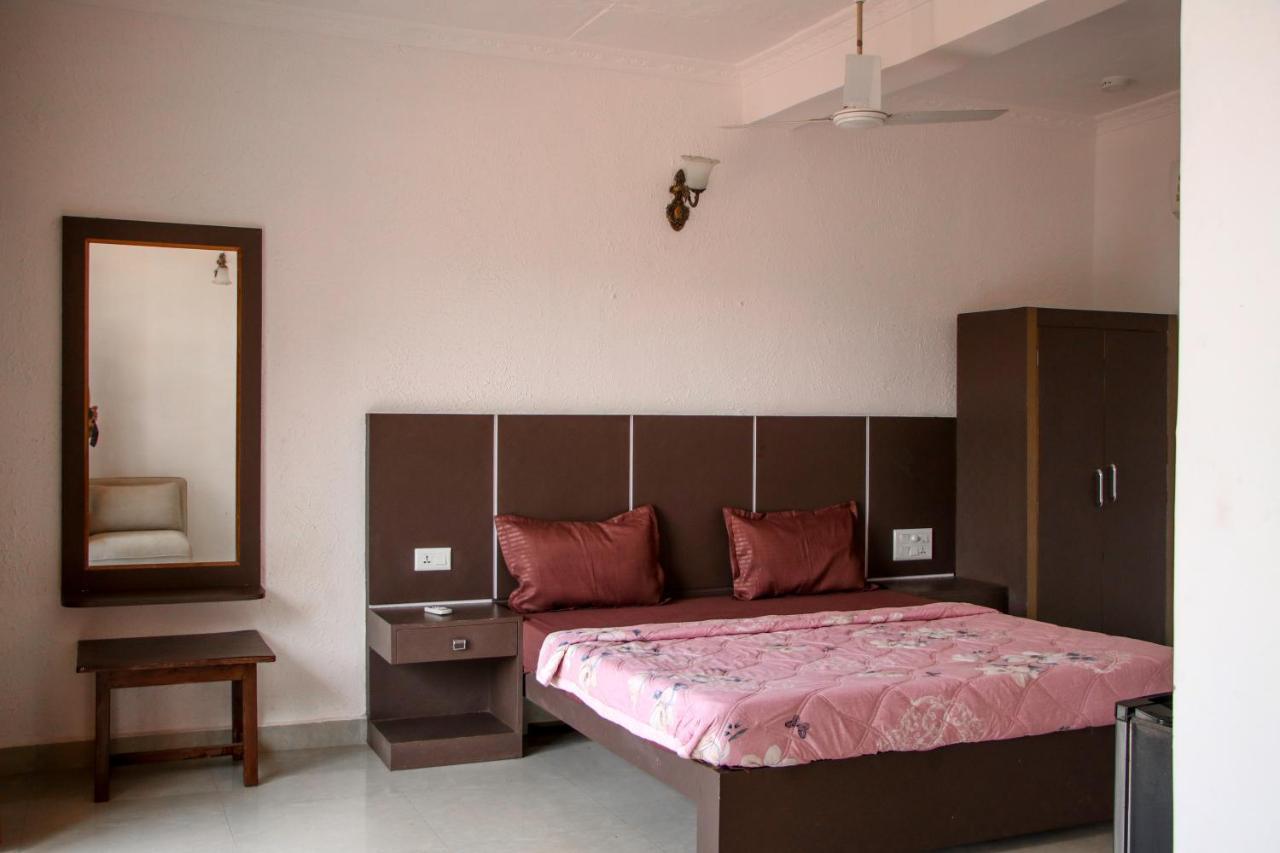 Pappi Chulo Morjim Hotel Exterior photo